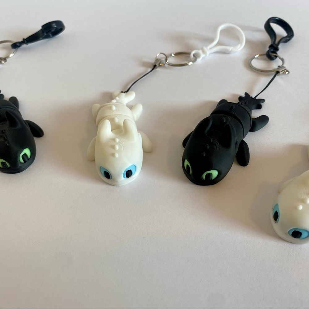 3D printed Toothless and Light Fury keychains